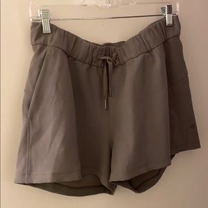 lulu On The Fly Short 2.5 “ woven